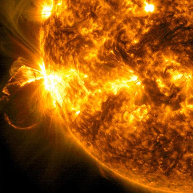 NASA太阳动力学天文台拍摄到太阳爆发大规模X33级耀斑(图1)