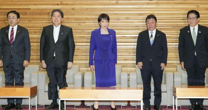 高市被曝改组自民党高层和内阁时,本想排挤麻生太郎势力却无奈妥协