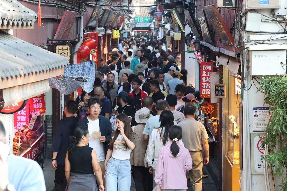 小城成“顶流”:国庆前十热门景区被小城包揽,入境客流加速涌入|假日经济